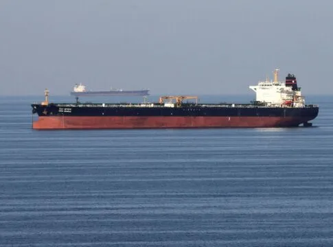 Petroleiro atravessa o Estreito de Ormuz