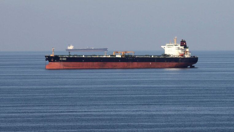 Petroleiro atravessa o Estreito de Ormuz