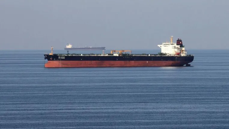 Petroleiro atravessa o Estreito de Ormuz