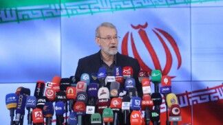 O chefe do Conselho de Segurança do Irã, Ali Larijani, fala para diversos microfones em entrevista coletiva