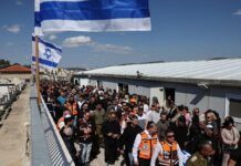 Funeral de uma mãe e sua filha mortas em um ataque com mísseis iranianos no domingo, em meio ao conflito entre os EUA, Israel e o Irã, em um cemitério em Beit Shemesh, Israel.