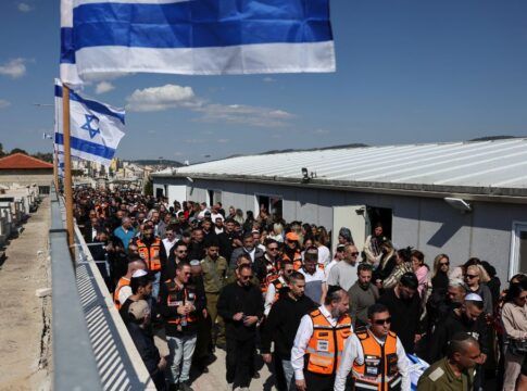 Funeral de uma mãe e sua filha mortas em um ataque com mísseis iranianos no domingo, em meio ao conflito entre os EUA, Israel e o Irã, em um cemitério em Beit Shemesh, Israel.