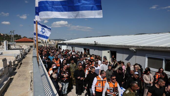 Funeral de uma mãe e sua filha mortas em um ataque com mísseis iranianos no domingo, em meio ao conflito entre os EUA, Israel e o Irã, em um cemitério em Beit Shemesh, Israel.