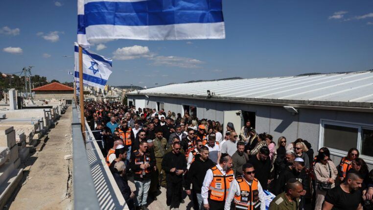 Funeral de uma mãe e sua filha mortas em um ataque com mísseis iranianos no domingo, em meio ao conflito entre os EUA, Israel e o Irã, em um cemitério em Beit Shemesh, Israel.