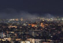 Fumaça saindo de diversos prédios em Beirute, em imagem noturna