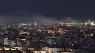 Fumaça saindo de diversos prédios em Beirute, em imagem noturna