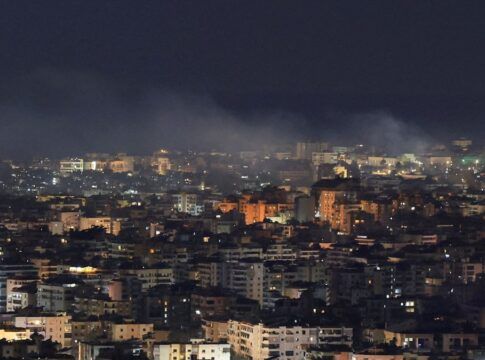 Fumaça saindo de diversos prédios em Beirute, em imagem noturna