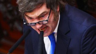 O presidente da Argentina, Javier Milei, discursa durante a sessão de abertura da 144ª legislatura do Congresso Nacional, no prédio do Congresso Nacional, em Buenos Aires, Argentina, em 1º de março de 2026