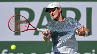 João Fonseca rebate a bolinha durante jogo em Indian Wells