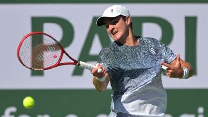João Fonseca rebate a bolinha durante jogo em Indian Wells