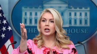 A secretária de imprensa da Casa Branca, Karoline Leavitt, realiza uma coletiva de imprensa na Sala de Imprensa