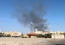 Fumaça em área ao redor da Embaixada dos EUA após ataque, em Bayan, no Kuwait