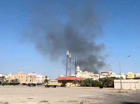 Fumaça em área ao redor da Embaixada dos EUA após ataque, em Bayan, no Kuwait
