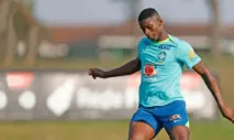 Luiz Henrique se prepara para dar chute na bola durante treino da seleção