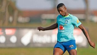 Luiz Henrique se prepara para dar chute na bola durante treino da seleção