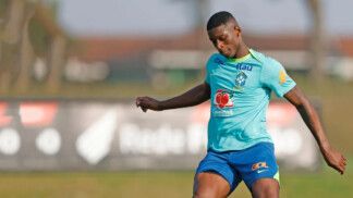 Luiz Henrique se prepara para dar chute na bola durante treino da seleção