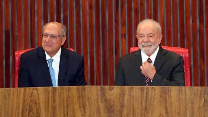 Lula e Alckmin estão sentados lado a lado