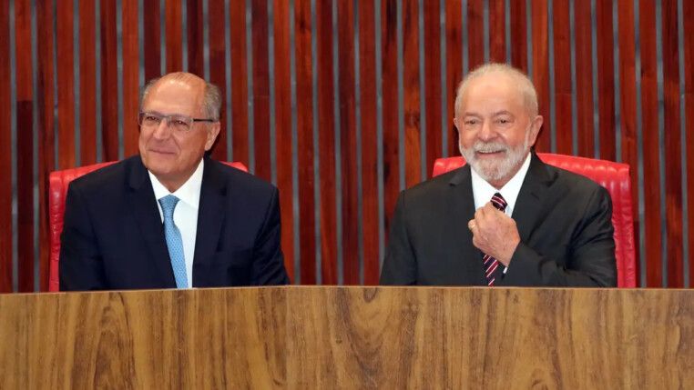 Lula e Alckmin estão sentados lado a lado