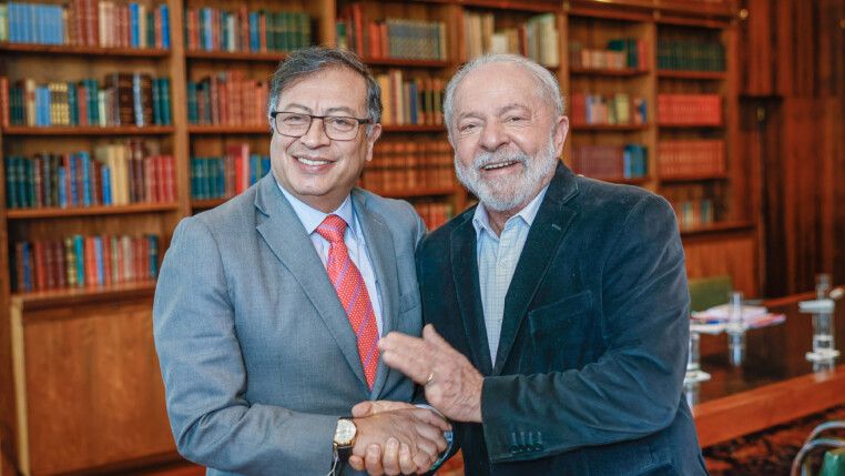 Lula e o presidente colombiano, Gustavo Petro, se cumprimentam no Palácio da Alvorada