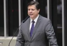 Deputado Baleia Rossi fala ao microfone na Câmara