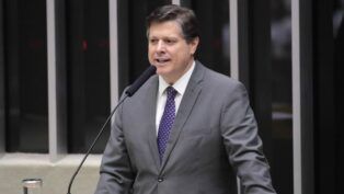 Deputado Baleia Rossi fala ao microfone na Câmara