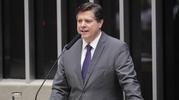 Deputado Baleia Rossi fala ao microfone na Câmara