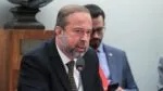 O ministro de Minas e Energia, Alexandre Silveira, fala ao microfone