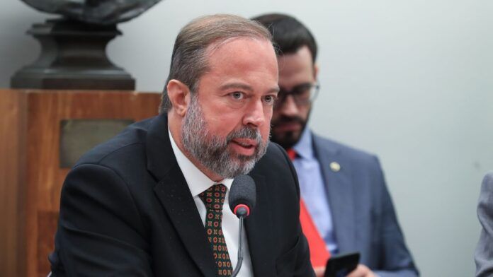 O ministro de Minas e Energia, Alexandre Silveira, fala ao microfone