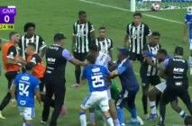 Jogadores do Cruzeiro e do Atlético-MG brigam durante a final do Estadual