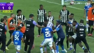 Jogadores do Cruzeiro e do Atlético-MG brigam durante a final do Estadual
