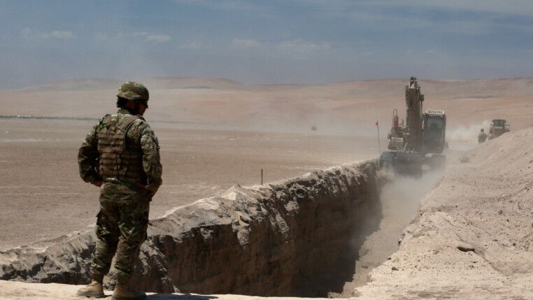Membro do exército chileno observa uma trincheira cavada por máquinas pesadas em Arica, perto da fronteira com o Peru (Foto: Alexander Infante/Reuters)
