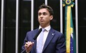 O deputado Nikolas Ferreira fala ao microfone em sessão na Câmara dos Deputados