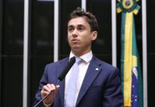 O deputado Nikolas Ferreira fala ao microfone em sessão na Câmara dos Deputados