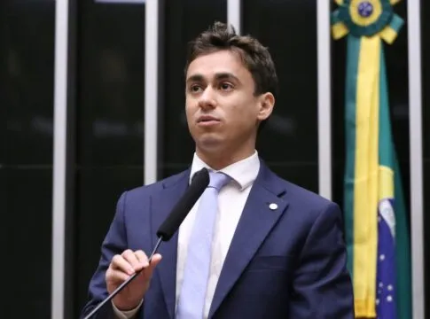 O deputado Nikolas Ferreira fala ao microfone em sessão na Câmara dos Deputados
