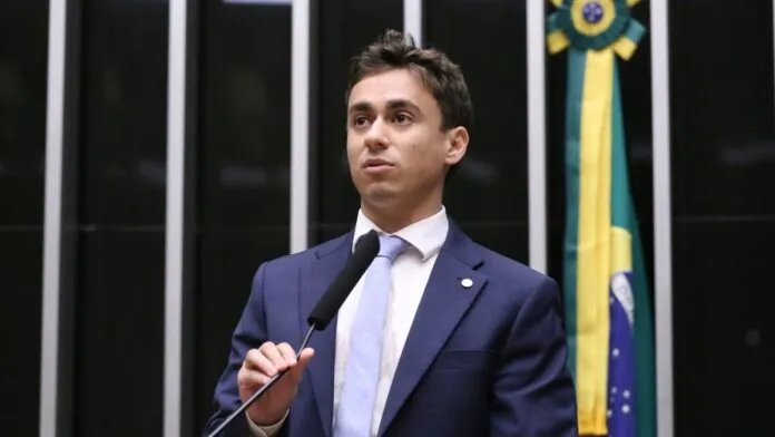 O deputado Nikolas Ferreira fala ao microfone em sessão na Câmara dos Deputados