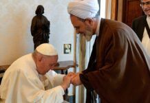 Em 2022, o Papa Francisco recebeu o Aiatolá Alireza Arafi, então presidente dos Seminários Islâmicos do Irã; Arafi assume neste domingo (01/03) como novo líder supremo (Crédito: Reuters)