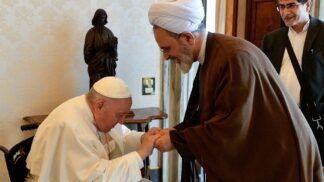 Em 2022, o Papa Francisco recebeu o Aiatolá Alireza Arafi, então presidente dos Seminários Islâmicos do Irã; Arafi assume neste domingo (01/03) como novo líder supremo (Crédito: Reuters)