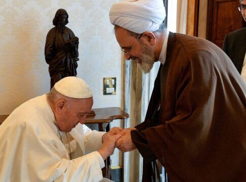 Em 2022, o Papa Francisco recebeu o Aiatolá Alireza Arafi, então presidente dos Seminários Islâmicos do Irã; Arafi assume neste domingo (01/03) como novo líder supremo (Crédito: Reuters)