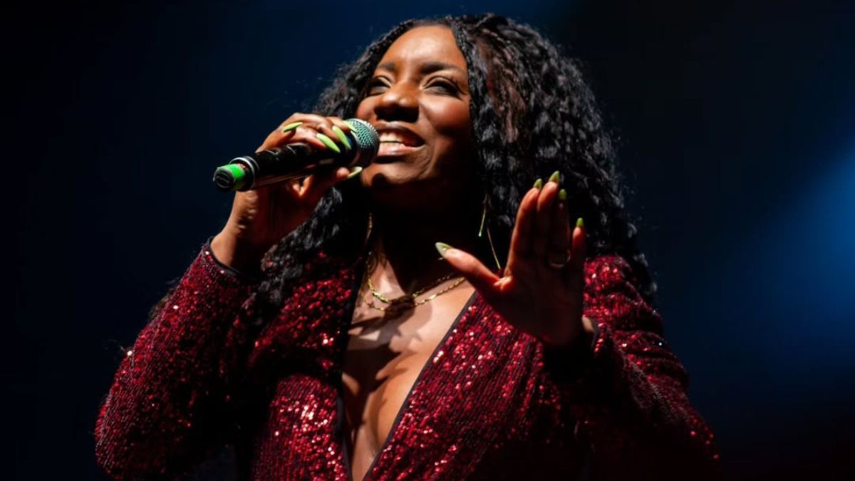 Cantora Adriana Araújo em show