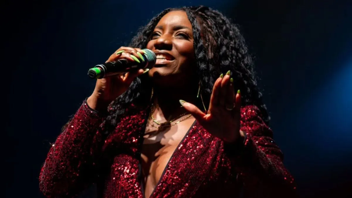 Cantora Adriana Araújo em show