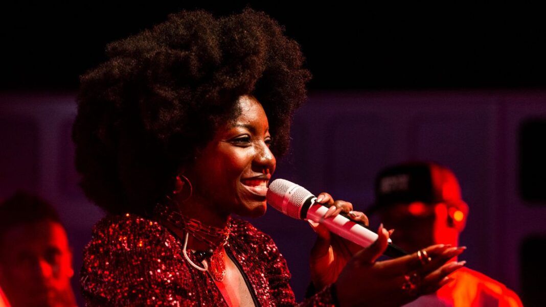 Cantora Adriana Araújo em close