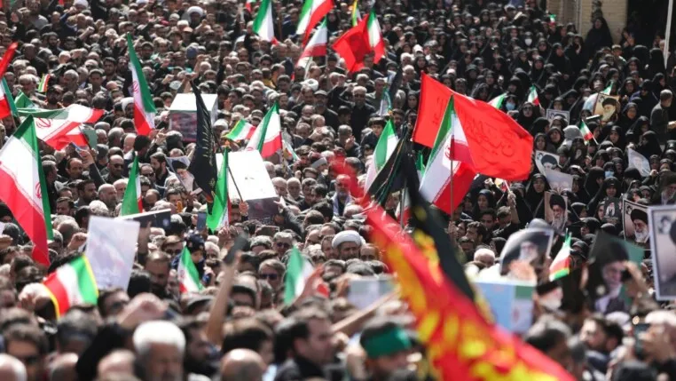 Funeral para vítimas de ataques israelenses e americanos, em Yazd, Irã,