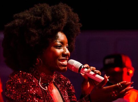 Cantora Adriana Araújo em close