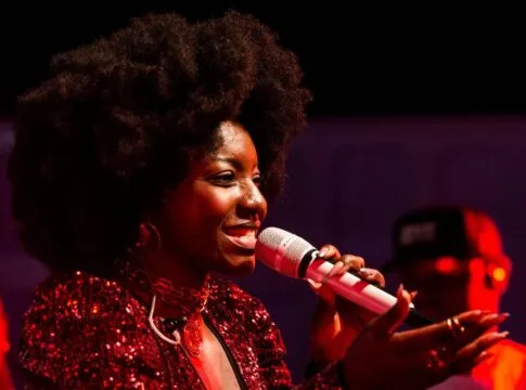 Cantora Adriana Araújo em close