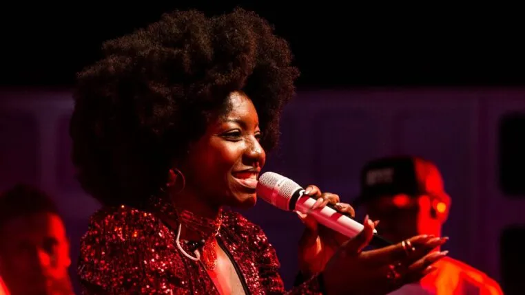 Cantora Adriana Araújo em close