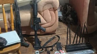 Armas sobre o chão e um sofá