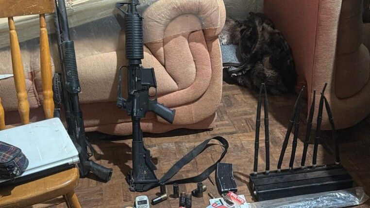 Armas sobre o chão e um sofá