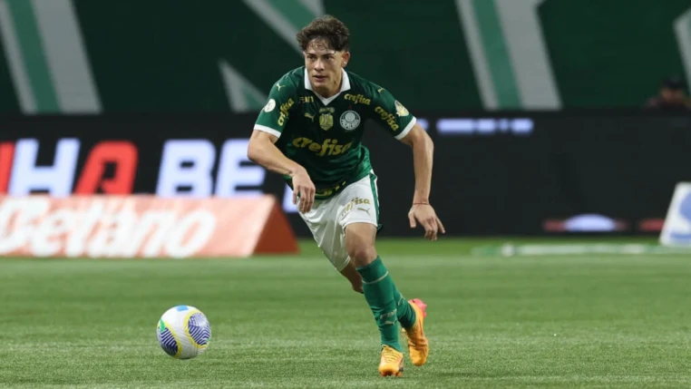 Giay carrega bola no gramado durante jogo