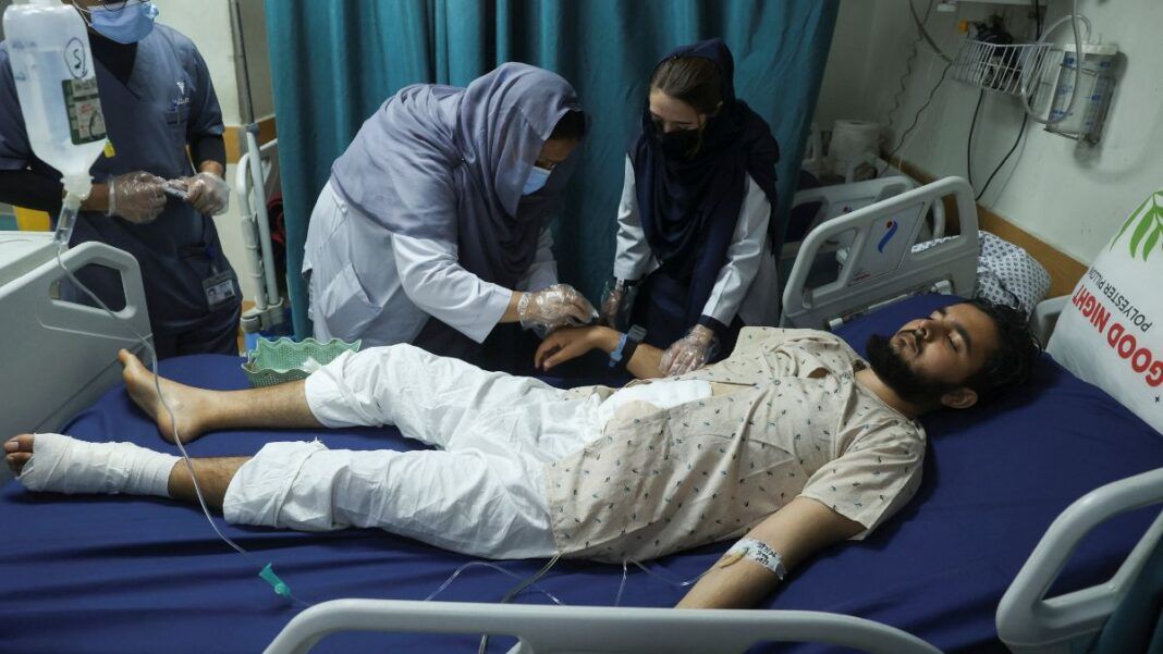 Civil é atendido em hospital em Peshawar, no Paquistão, após ser atingido no confronto entre os dois países na fronteira.