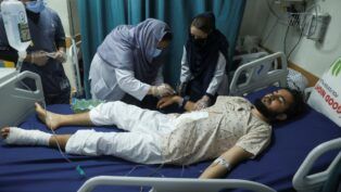 Civil é atendido em hospital em Peshawar, no Paquistão, após ser atingido no confronto entre os dois países na fronteira.